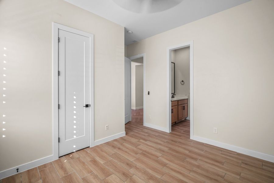 Spacious, unfurnished interior of a new home in Verdancia, El Paso (Image 22).