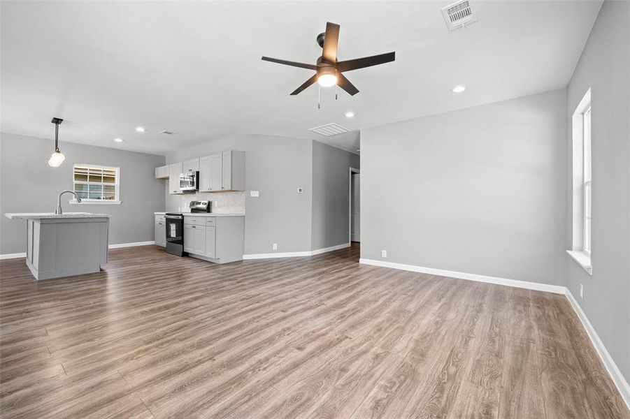 Spacious, unfurnished interior of a new home in , Fort Worth (Image 13).