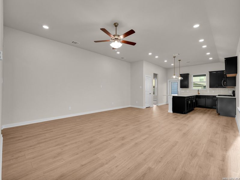 Spacious, unfurnished interior of a new home in Veranda, San Antonio (Image 12).