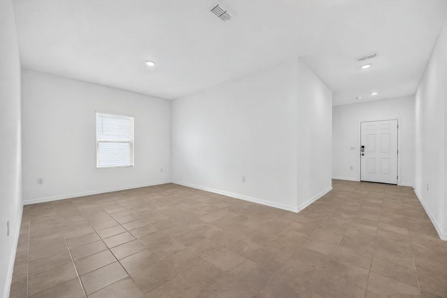 Spacious, unfurnished interior of a new home in Coopers Meadow, Jacksonville (Image 16).