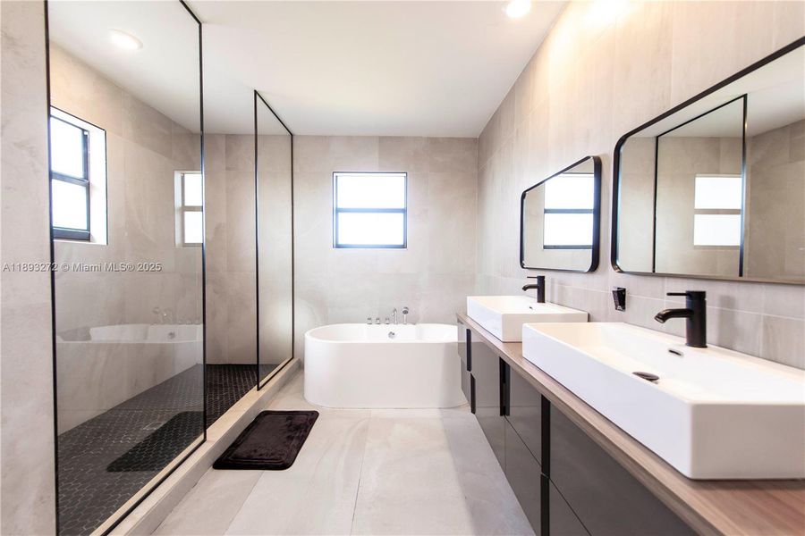 Furnished interior view inside a new home in , Miramar (Image 9).