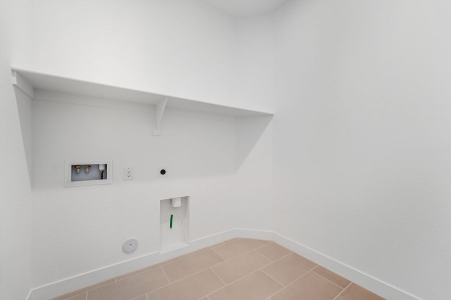 Spacious, unfurnished interior of a new home in Combs Ranch, San Tan Valley (Image 23).