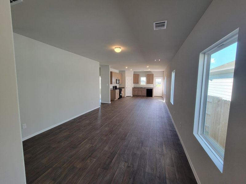 Spacious, unfurnished interior of a new home in Cloverleaf, Austin (Image 21).