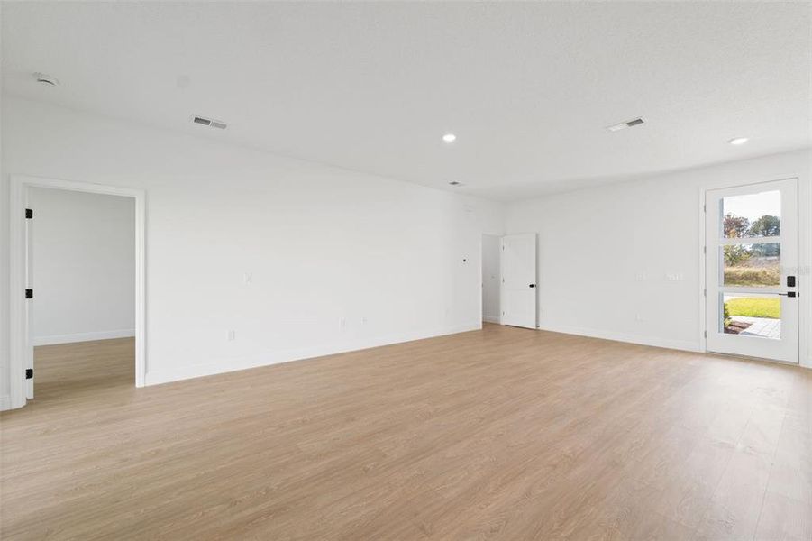 Spacious, unfurnished interior of a new home in , Ocala (Image 27).