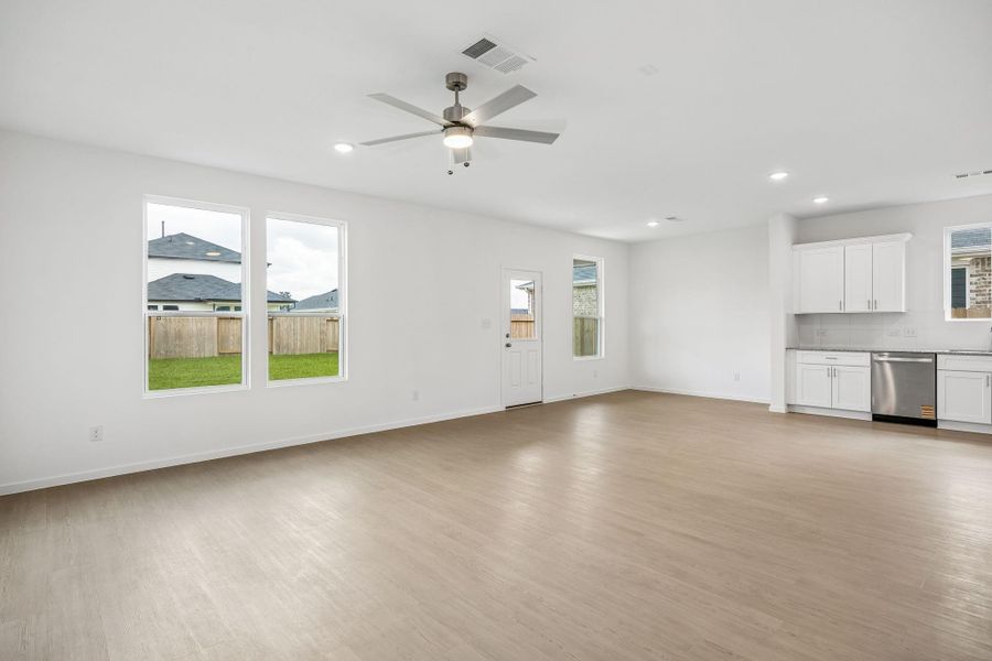 Spacious, unfurnished interior of a new home in Montgomery Bend, Montgomery (Image 10).