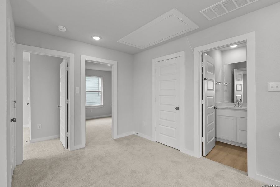 Spacious, unfurnished interior of a new home in Rosemont Hill, San Antonio (Image 21).
