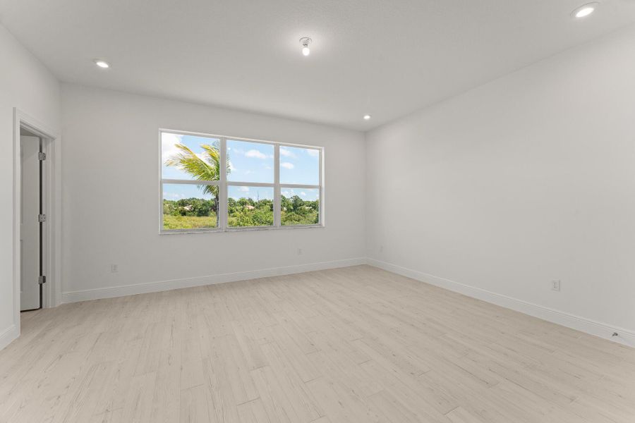 Spacious, unfurnished interior of a new home in Avila, Jensen Beach (Image 11).