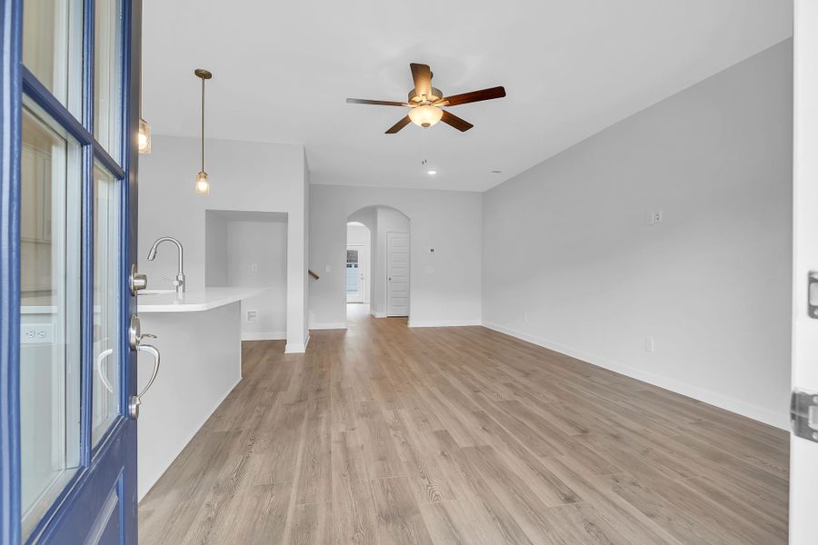 Photo of another unit. Features may vary.