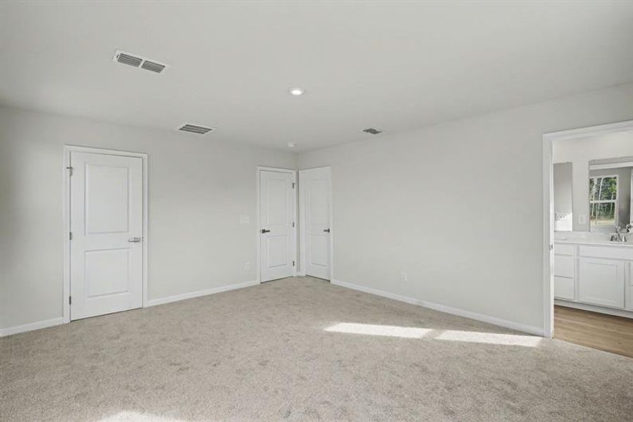 Spacious, unfurnished interior of a new home in Sterling Oaks, Ash (Image 14).