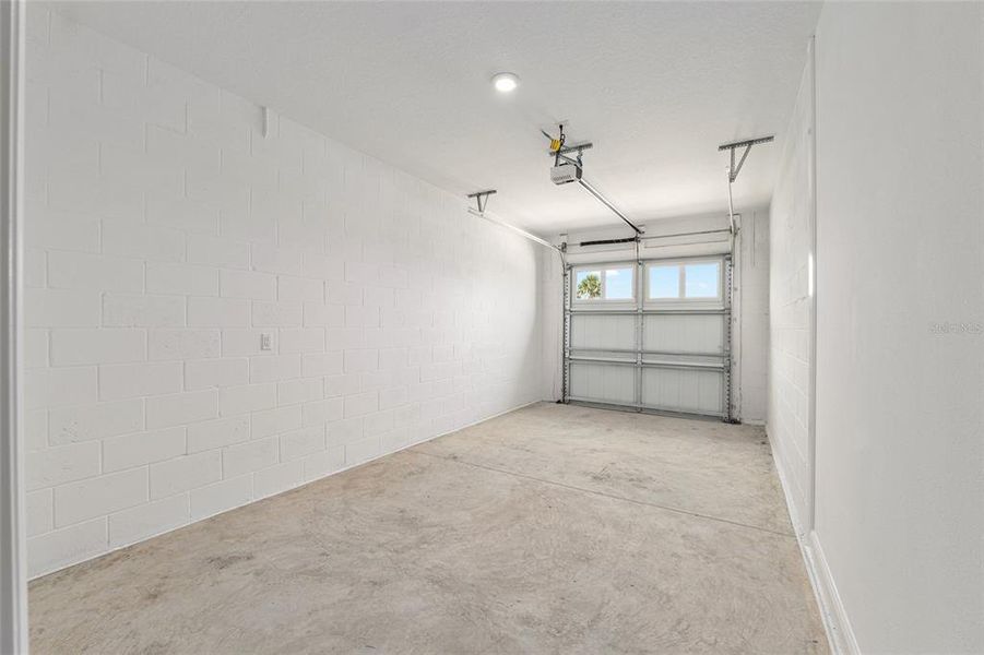 Spacious, unfurnished interior of a new home in , Ocala (Image 59).