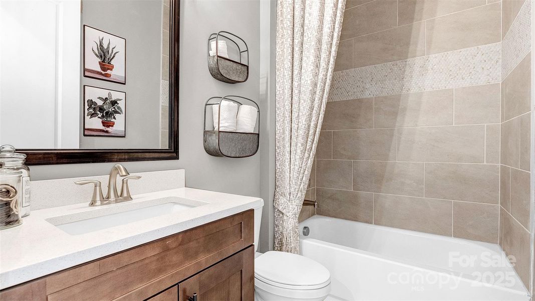 Model photo used for reference