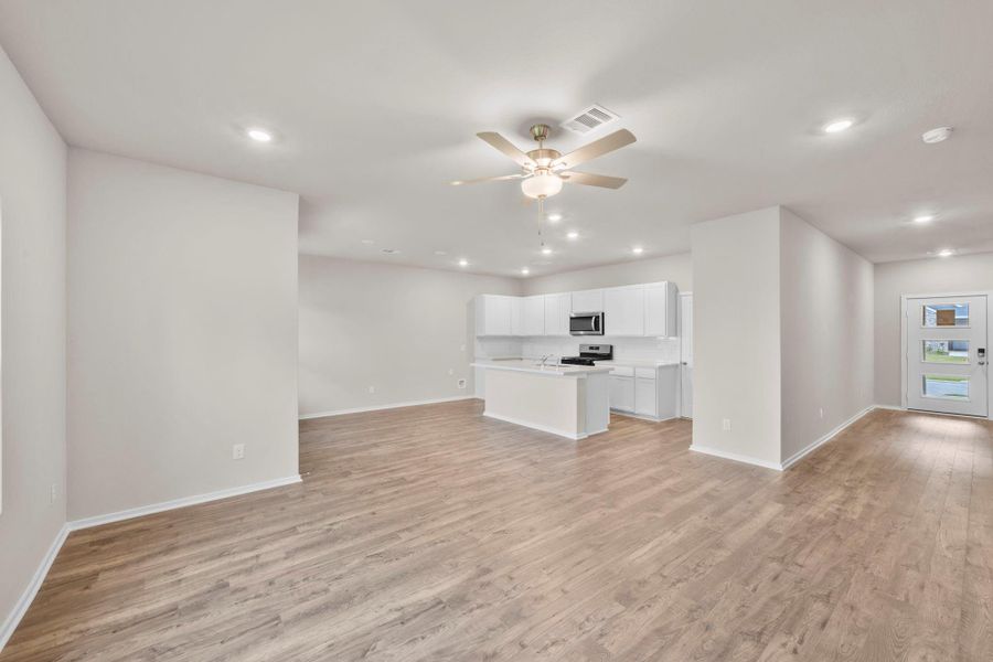 Spacious, unfurnished interior of a new home in Westridge Cove, Conroe (Image 22).
