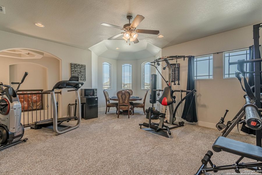 Furnished interior view inside a new home in Hiddenbrooke, Seguin (Image 34).