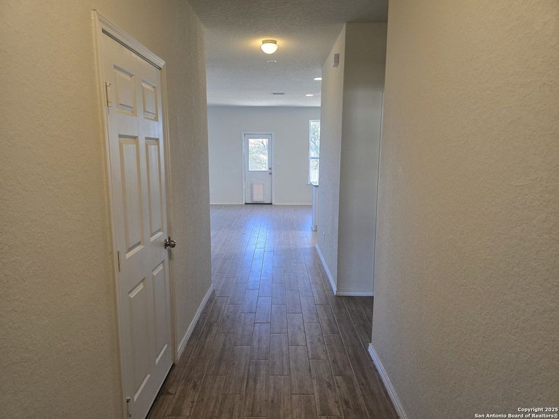 Spacious, unfurnished interior of a new home in Davis Ranch, San Antonio (Image 15).