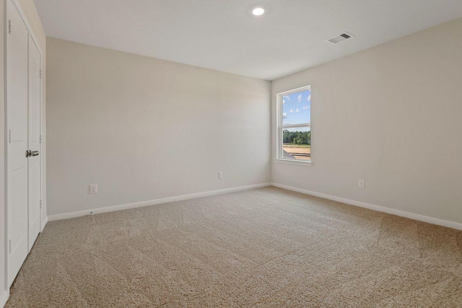 Spacious, unfurnished interior of a new home in Sweetwater Ridge, Conroe (Image 18).