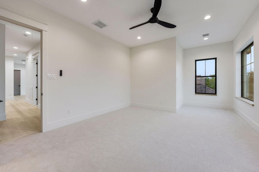Spacious, unfurnished interior of a new home in , Houston (Image 37).