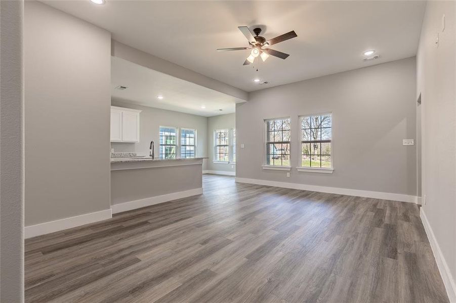 Spacious, unfurnished interior of a new home in , Sherman (Image 14).