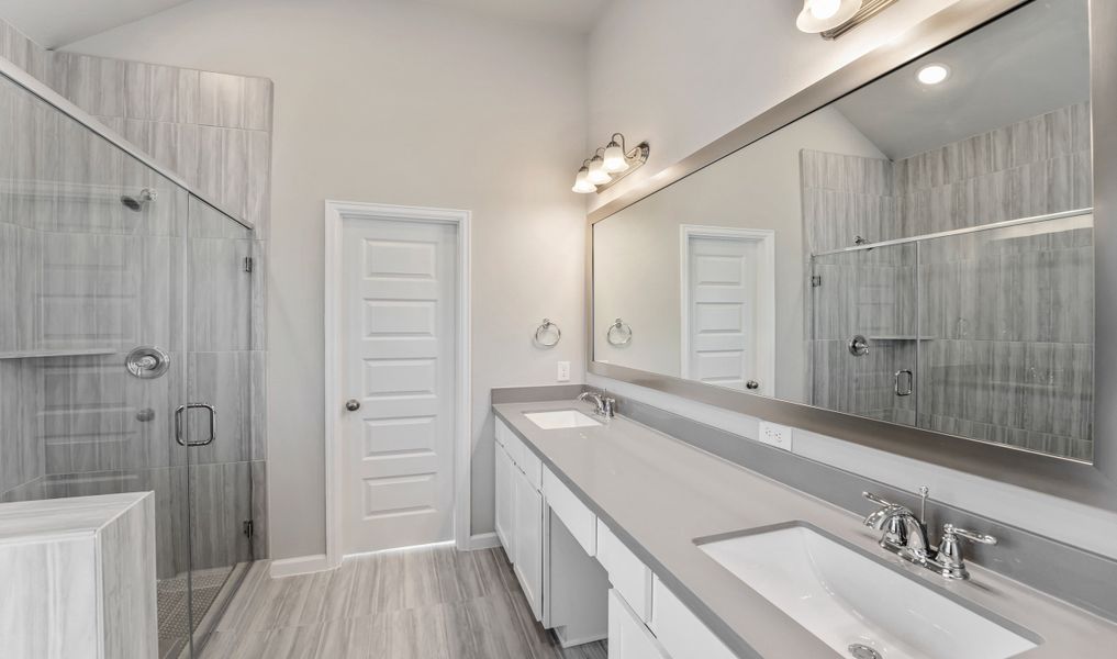 Double sinks in owner's bath