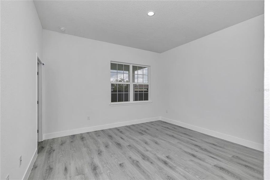 Spacious, unfurnished interior of a new home in , Ocala (Image 32).