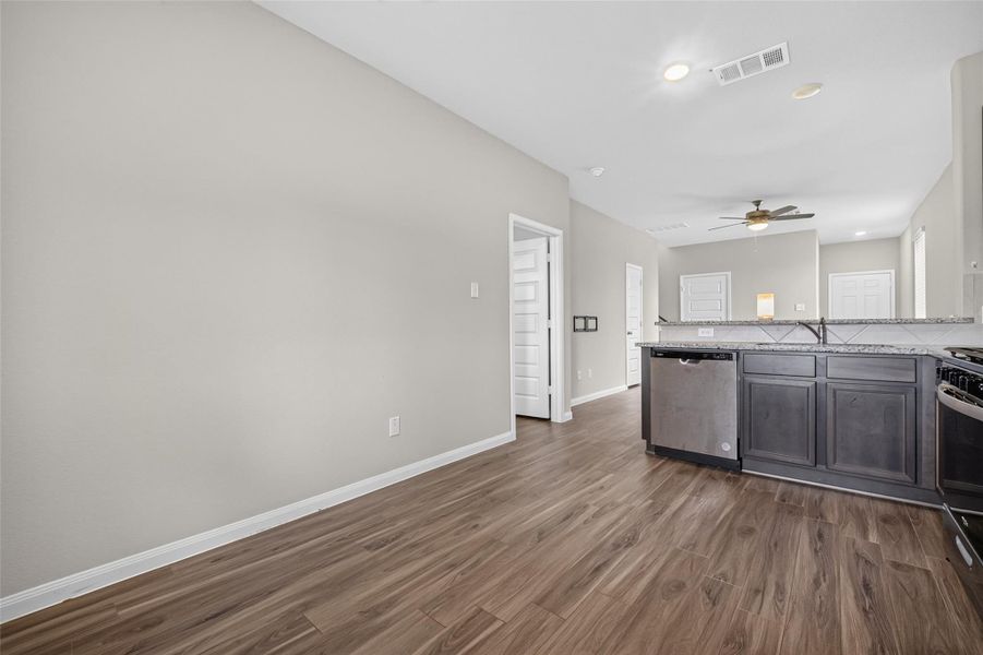 Spacious, unfurnished interior of a new home in Charleston Heights, Rosharon (Image 14).