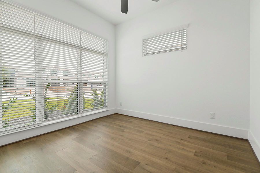 Spacious, unfurnished interior of a new home in Hallimore Ranch, Rosenberg (Image 17).