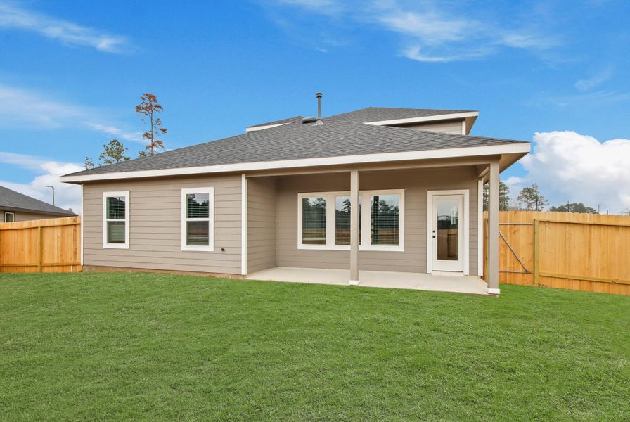 Exterior details and patio area of a home in Chapel Lakes, Montgomery (Image 4).