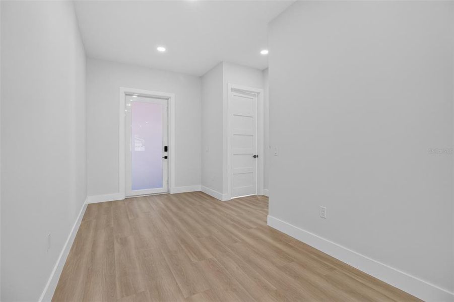Spacious, unfurnished interior of a new home in , Pinellas Park (Image 24).