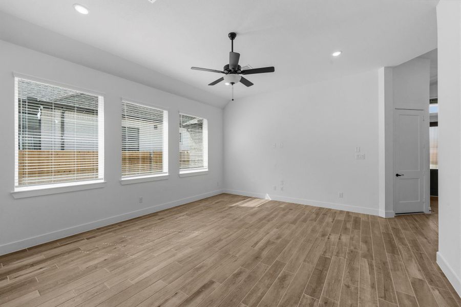 Spacious, unfurnished interior of a new home in Wood Leaf Reserve, Tomball (Image 15).