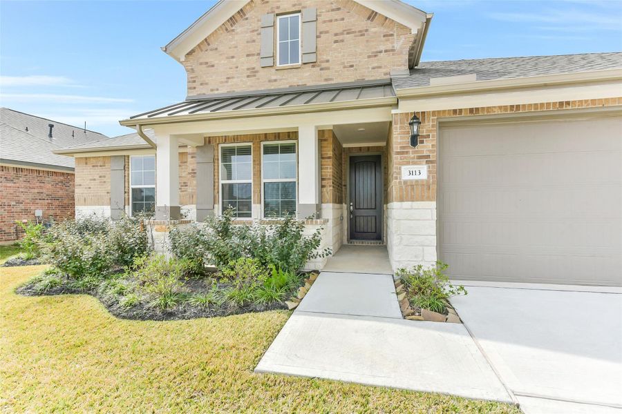 Exterior details and patio area of a home in , Texas City (Image 2).