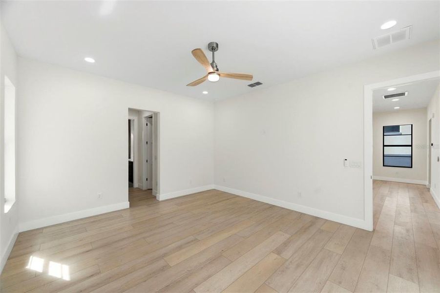 Spacious, unfurnished interior of a new home in , St. Petersburg (Image 20).