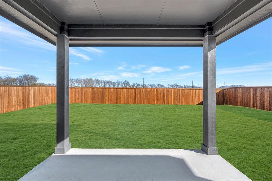 Exterior details and patio area of a home in Rolling Ridge, Van Alstyne (Image 3).