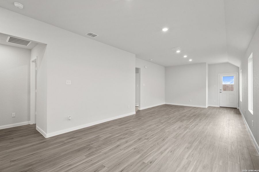 Spacious, unfurnished interior of a new home in Dauer Ranch, New Braunfels (Image 21). Spacious, unfurnished interior of a new home in Dauer Ranch, New Braunfels (Image 21).