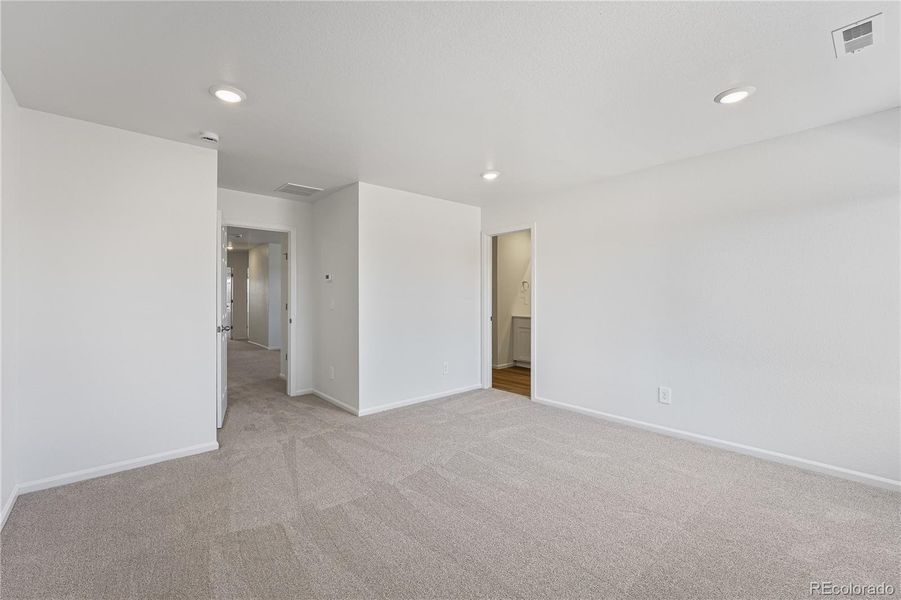 Spacious, unfurnished interior of a new home in , Aurora (Image 15).