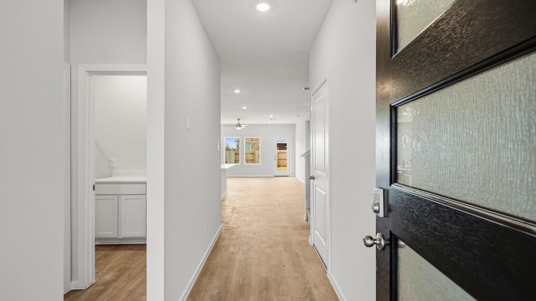 Spacious, unfurnished interior of a new home in Sunterra Lakes, Brookshire (Image 13).