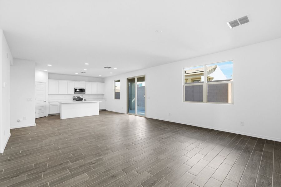 Spacious, unfurnished interior of a new home in Artisan at Asante, Surprise (Image 14).