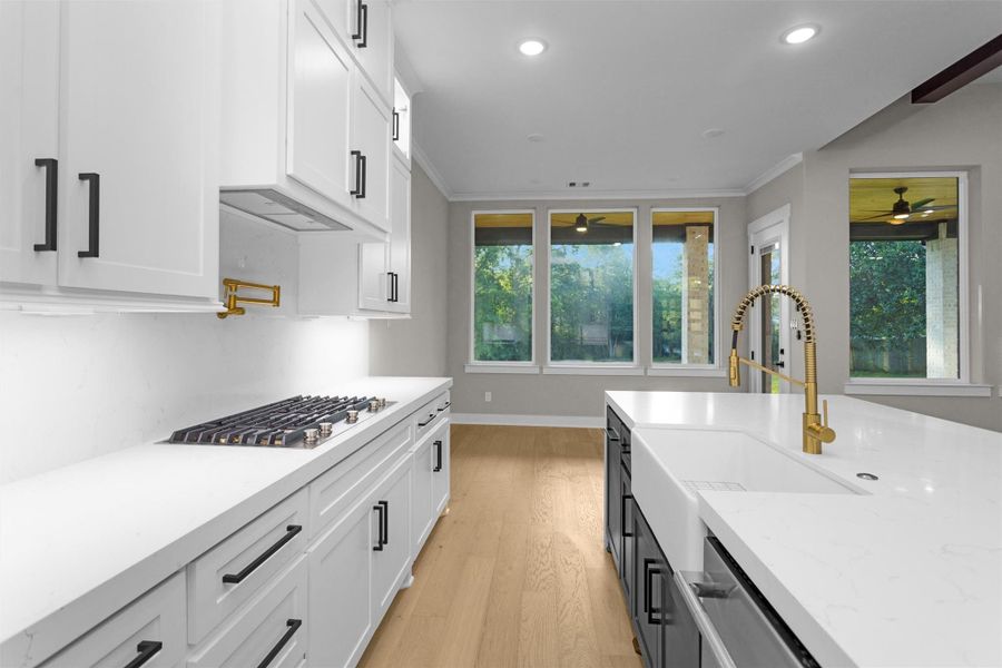 Built-in double ovens make entertaining and holiday prep a breeze. Built-in double ovens make entertaining and holiday prep a breeze.