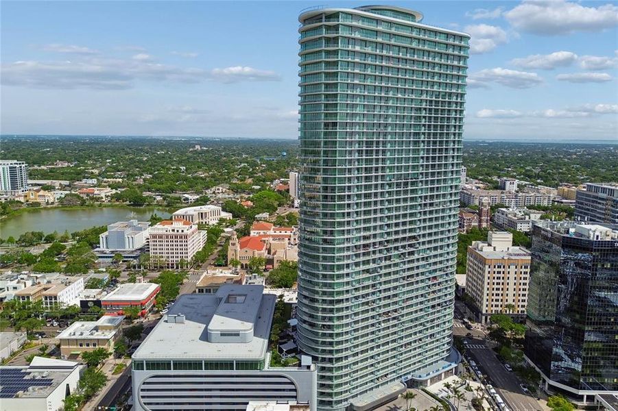 Condo located in St. Petersburg, FL showcasing its design and architecture (Image 40).