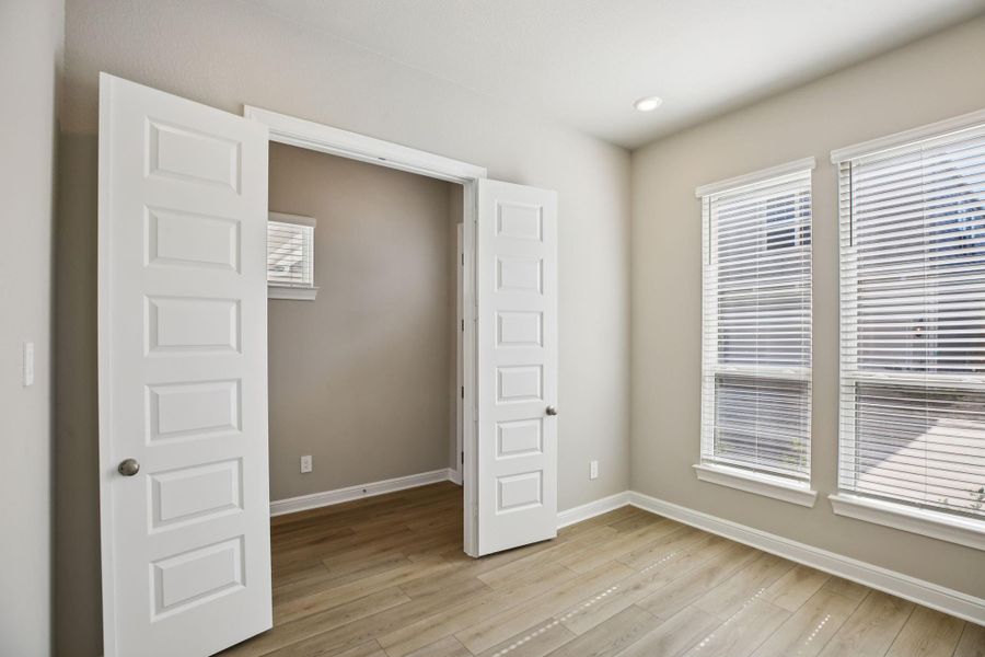 Spacious, unfurnished interior of a new home in Kemah Crossing - Luxe Series, Kemah (Image 15).