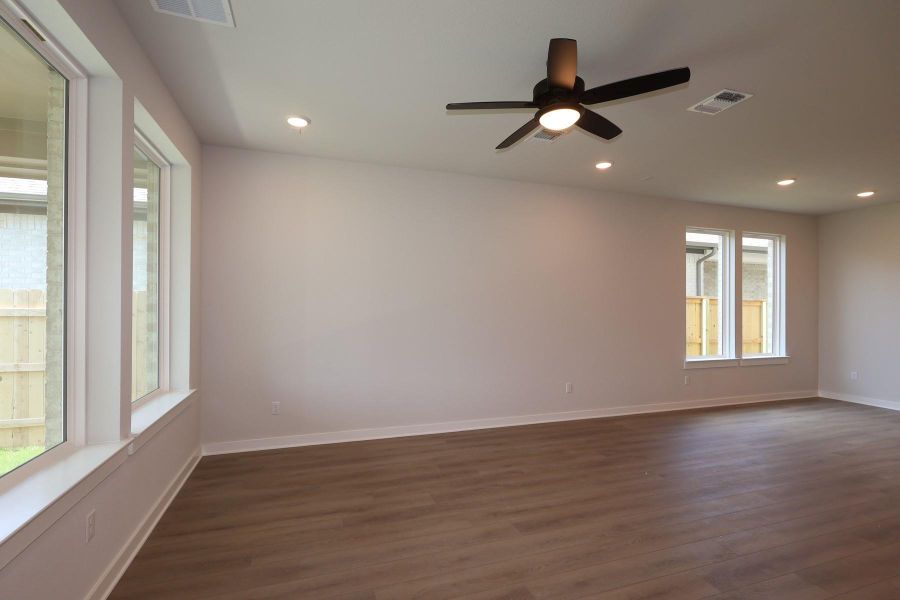 Spacious, unfurnished interior of a new home in Flora, Hutto (Image 8).