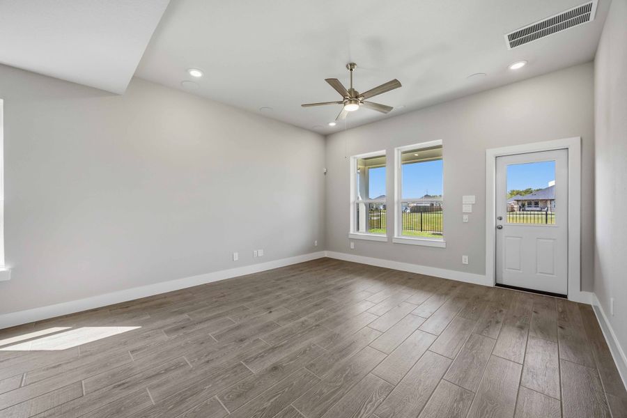 Spacious, unfurnished interior of a new home in Laurel Landing, Alvin (Image 22).