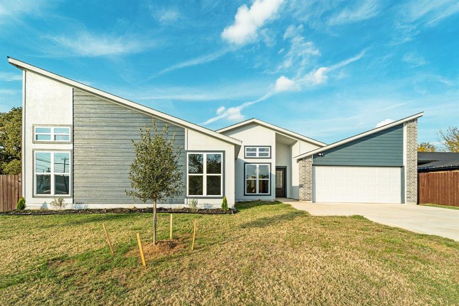 Exterior details and patio area of a home in , Balch Springs (Image 13).