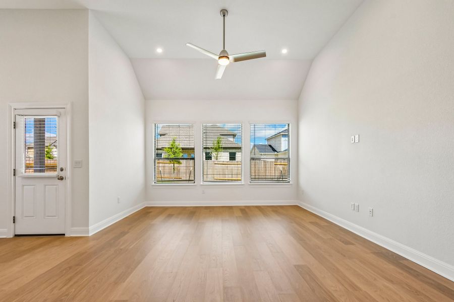 Spacious, unfurnished interior of a new home in Persimmon, Buda (Image 13).