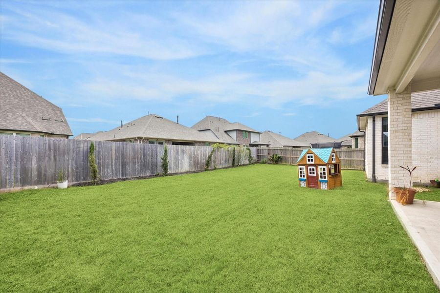 Exterior details and patio area of a home in Westland Ranch, League City (Image 4).
