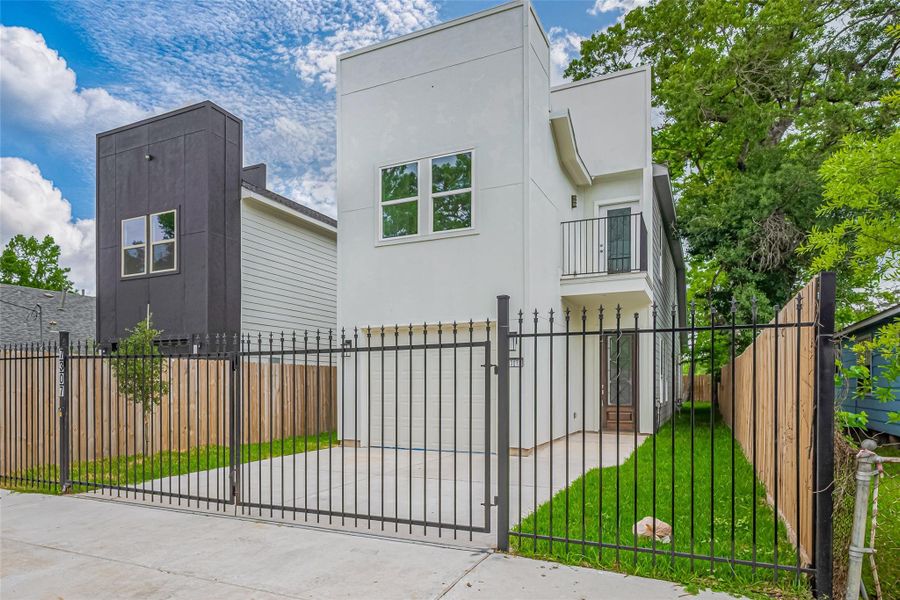Exterior details and patio area of a home in , Houston (Image 24).