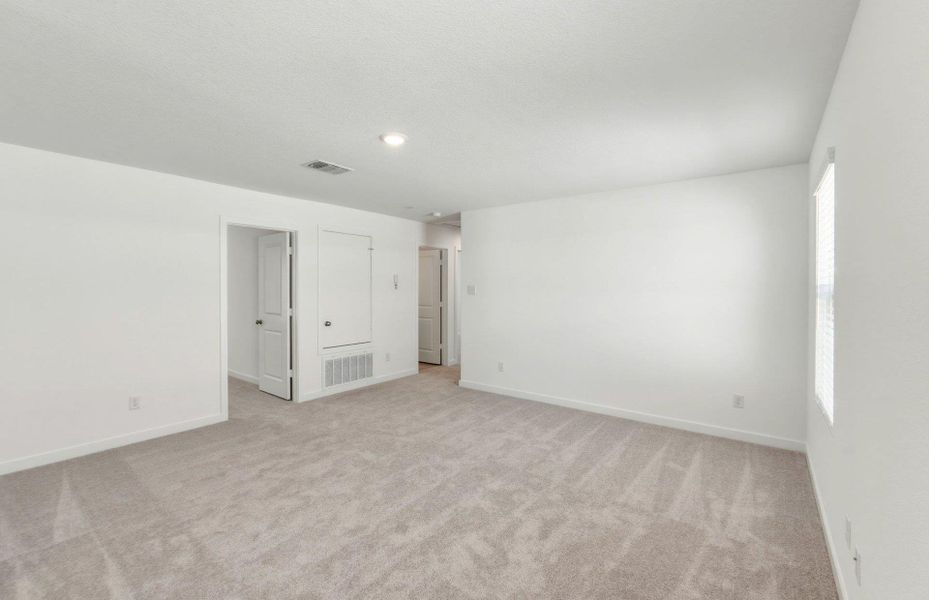 Spacious, unfurnished interior of a new home in Sonterra, Jarrell (Image 25).