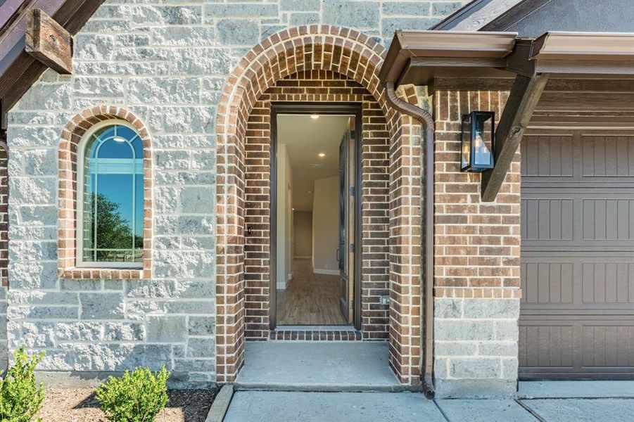 Exterior details and patio area of a home in Maplewood, Glenn Heights (Image 4).