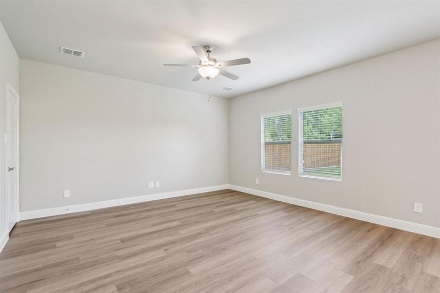 Spacious, unfurnished interior of a new home in Westmoor, Sherman (Image 21).