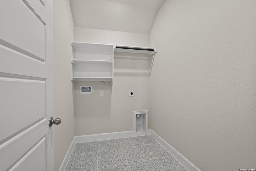 Spacious, unfurnished interior of a new home in Veramendi, New Braunfels (Image 18).