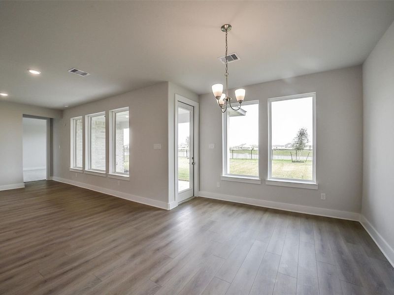 Spacious, unfurnished interior of a new home in Sierra Vista, Rosharon (Image 28).