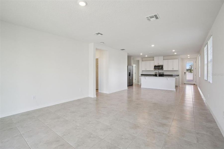 Spacious, unfurnished interior of a new home in , Lake Alfred (Image 30).